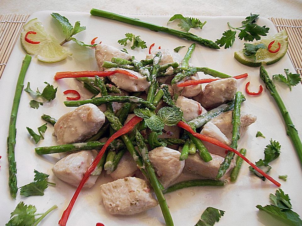 Duftender Hähnchen - Wok mit Thaispargel, Kokos und Limette von grassi ...