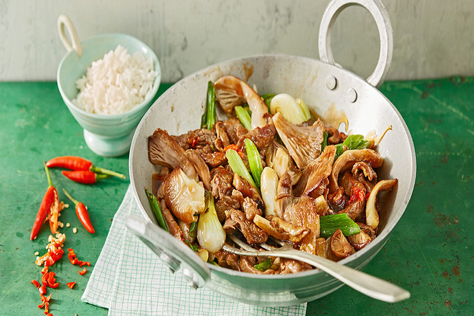 Rindfleisch mit Austernpilzen und Frühlingszwiebeln