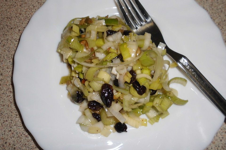 Lauchsalat mit Rosinen