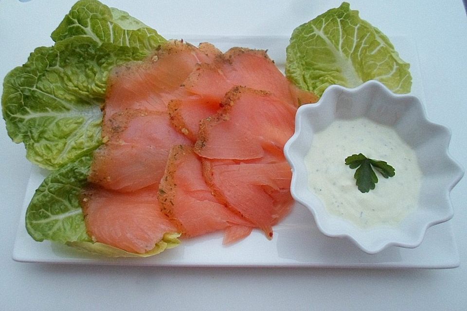 Kalte Sauce zu Graved Lachs auf Salat