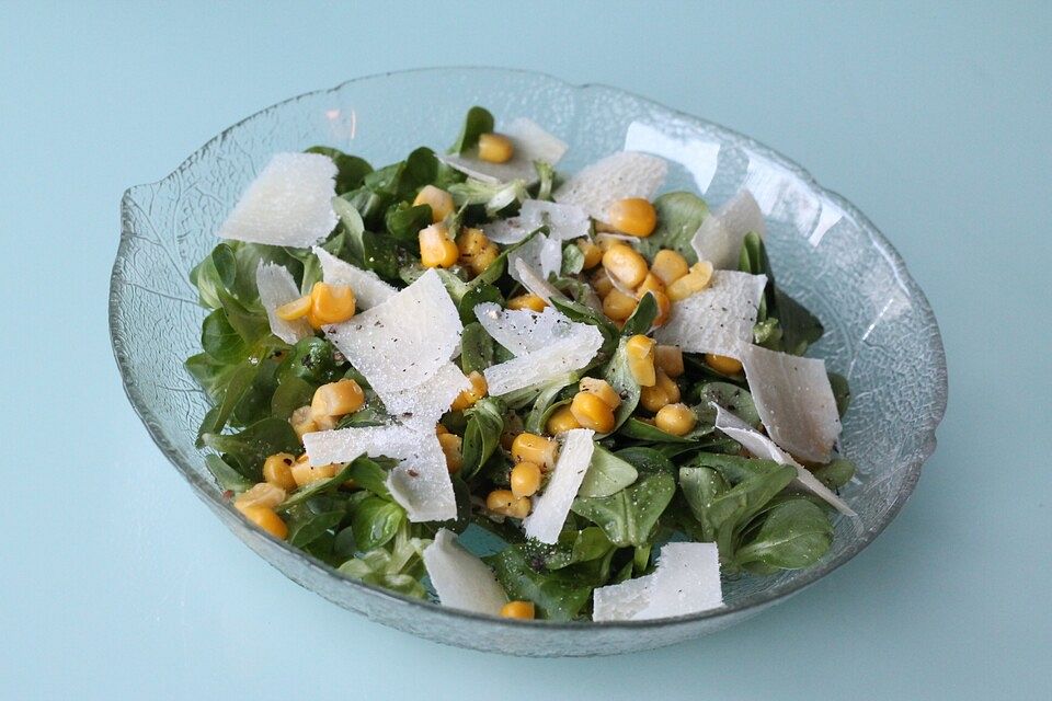 Feldsalat mit Parmesan und Mais Feldsalat mit Parmesan und Mais