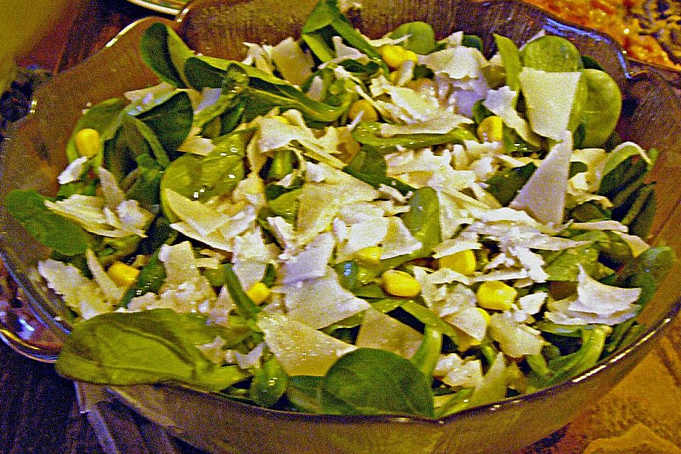 Feldsalat mit Parmesan und Mais Feldsalat mit Parmesan und Mais