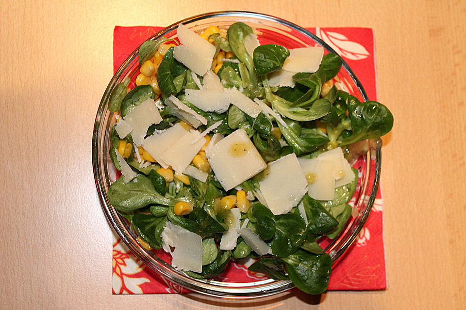 Feldsalat mit Parmesan und Mais Feldsalat mit Parmesan und Mais