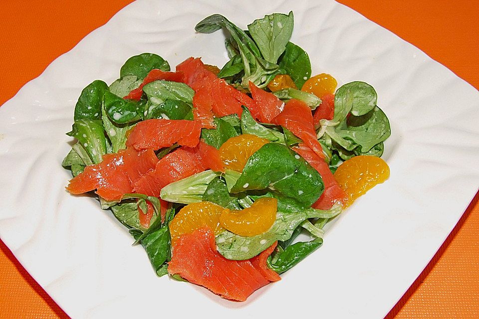 Feldsalat mit Lachs und Mandarinen