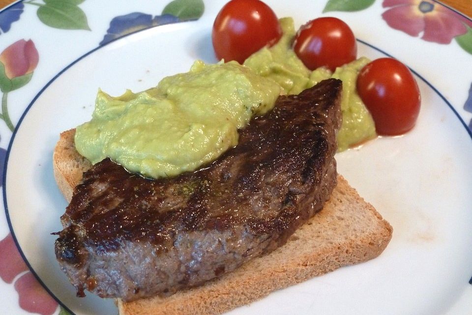 Steaktoast mit Avocado