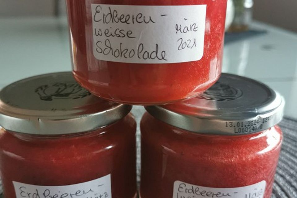 Erdbeermarmelade mit weißer Schokolade