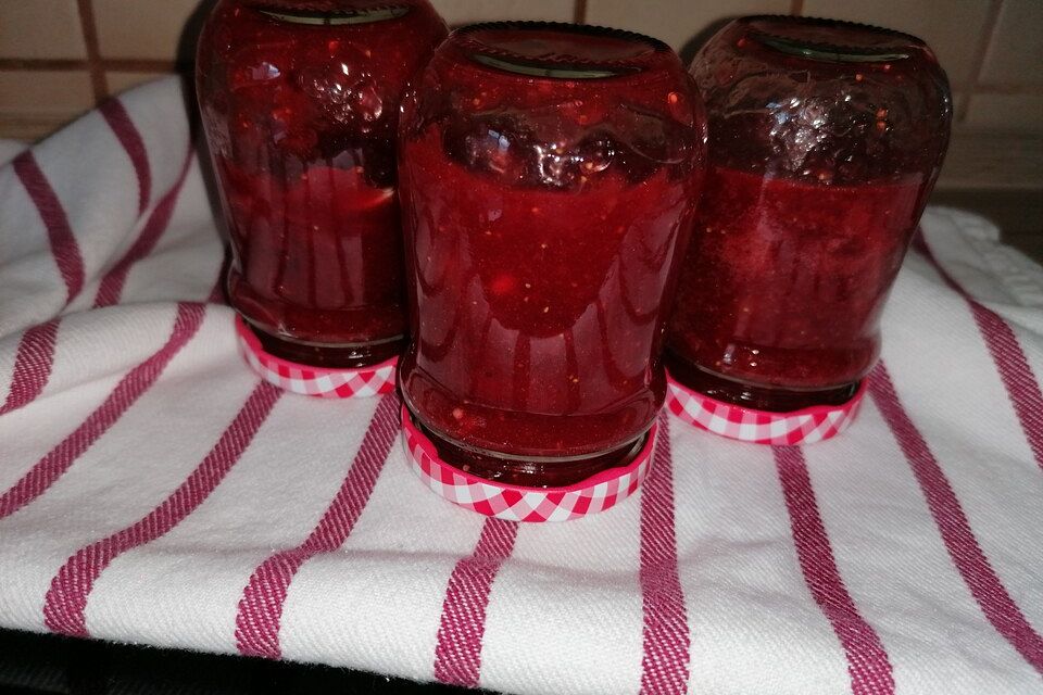 Erdbeermarmelade mit weißer Schokolade