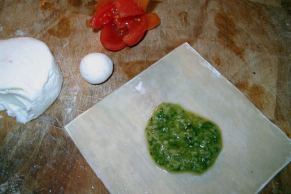 Cocktailtomate im Pesto - Wantanteigmantel mit Ziegenfrischkäse gefüllt