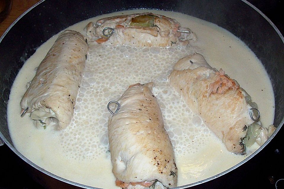 Putenröllchen, mit Lachs gefüllt