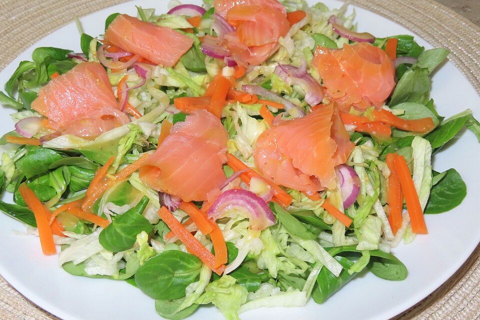 Salat mit Räucherlachs