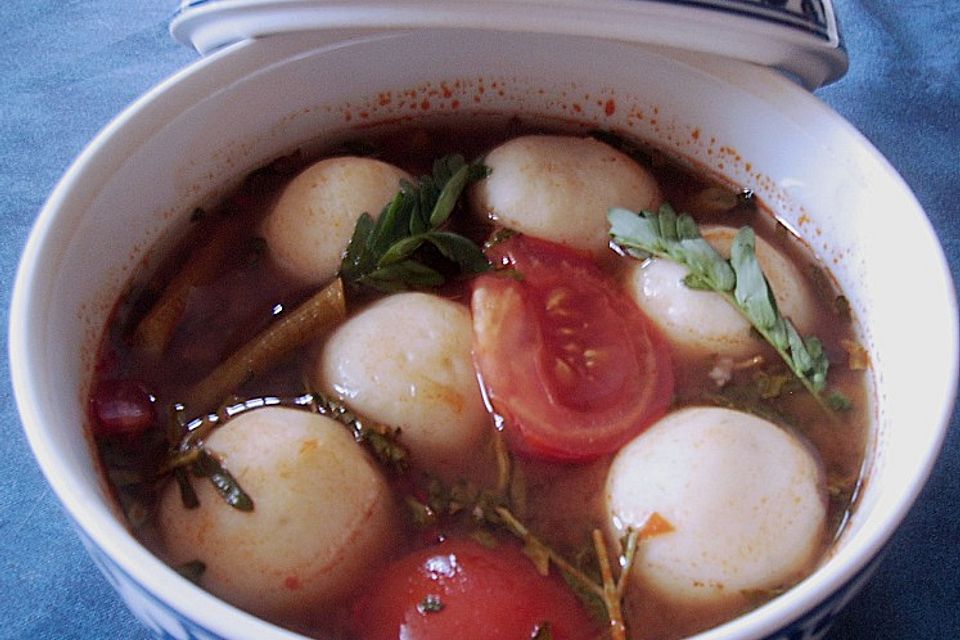 Sauer - scharfe, orangefarbene Suppe mit Fishball's und Wassermimosen