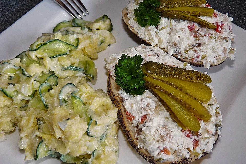 Kartoffelsalat mit Gurke, lauwarm