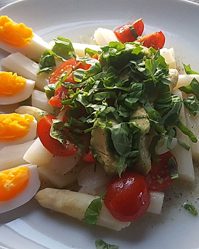 Spargelsalat mit Eiern,  Avocado, Tomaten