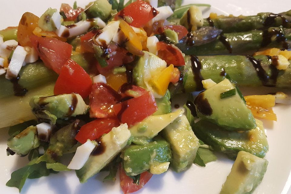 Spargelsalat mit Eiern,  Avocado, Tomaten