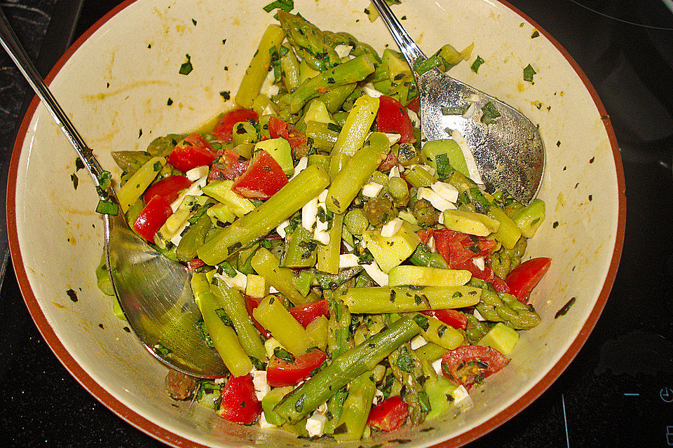 Spargelsalat mit Eiern,  Avocado, Tomaten