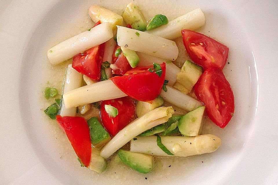 Spargelsalat mit Eiern,  Avocado, Tomaten