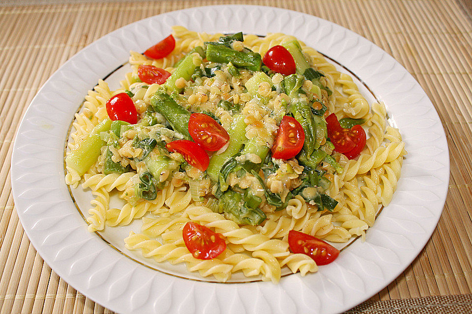 Grüner Spargel mit roten Linsen