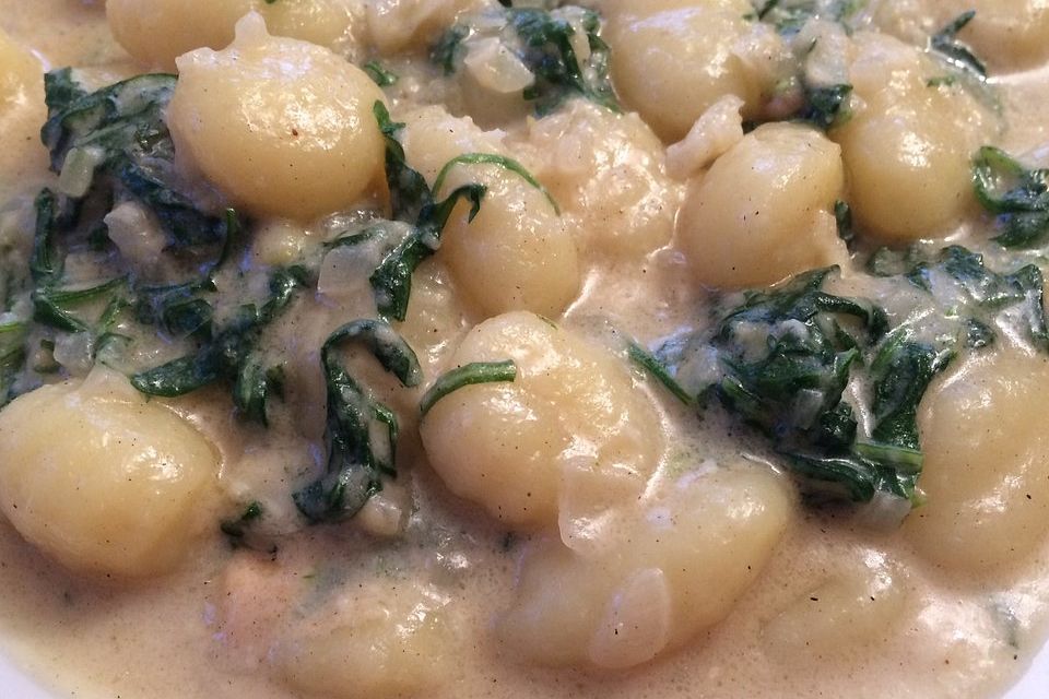 Gnocchi mit Rucola - Käse - Sauce