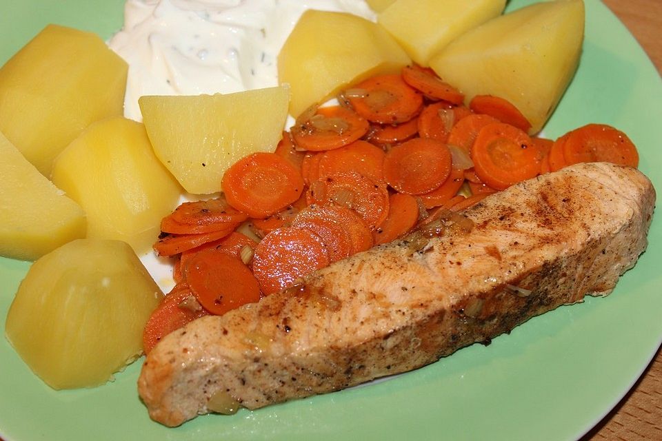 Lachsfilet mit gedünsteten Karotten und Zwiebeln