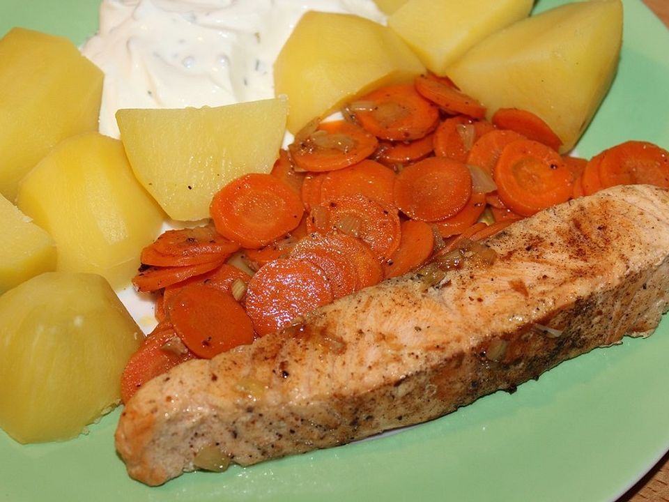 Lachsfilet mit gedünsteten Karotten und Zwiebeln von Praajos| Chefkoch