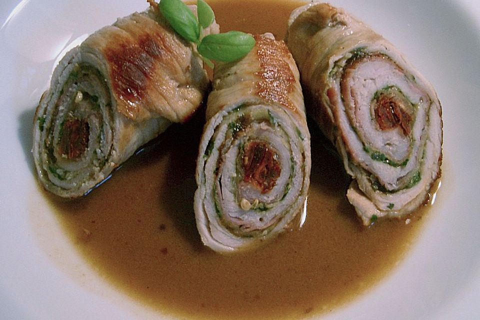 Involtini mit Aubergine, Parmaschinken und getrockneten Tomaten