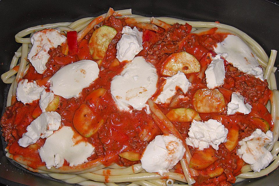 Italienischer Nudelauflauf mit Tomate, Mozzarella und Zucchini