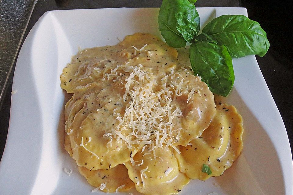 Ravioli mit Frischkäse - Lachsfüllung in Weinsauce