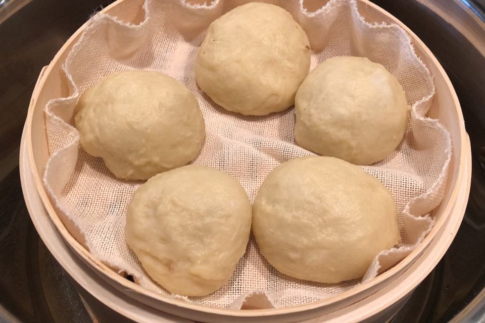 Chinesische gefüllte Brötchen mit Hühnerfleisch