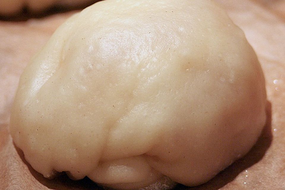 Chinesische gefüllte Brötchen mit Hühnerfleisch