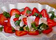 Erdbeeren-mit-Mozzarella-und-Basilikum
