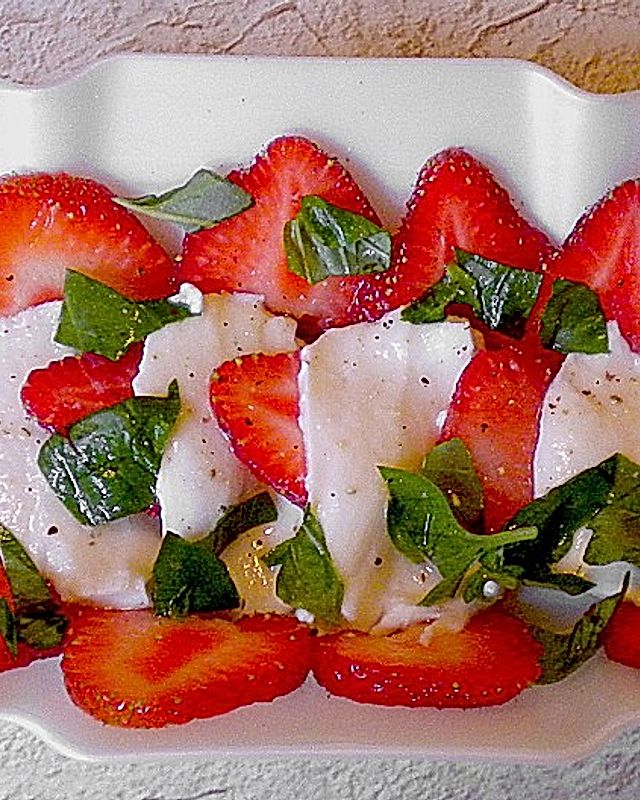 Erdbeeren mit Mozzarella und Basilikum