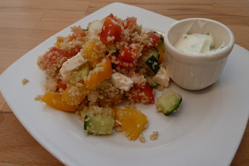 Couscous - Salat mit einer frischen Zitronen - Joghurt Sauce