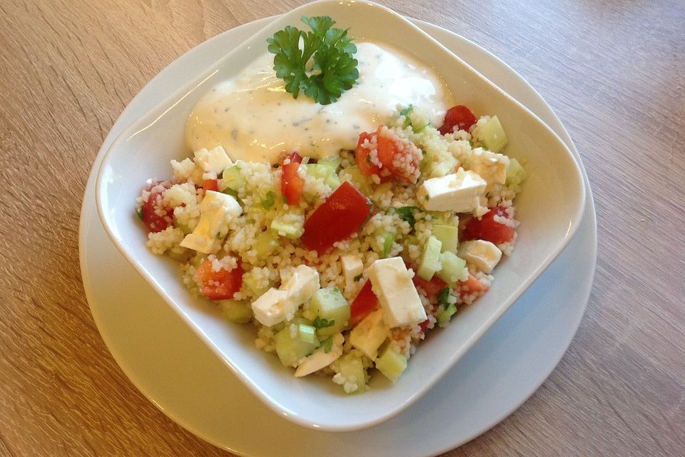 Couscous - Salat mit einer frischen Zitronen - Joghurt Sauce