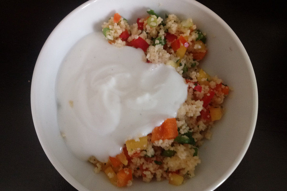 Couscous - Salat mit einer frischen Zitronen - Joghurt Sauce