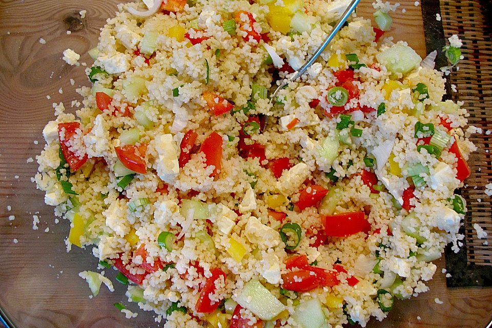 Couscous - Salat mit einer frischen Zitronen - Joghurt Sauce