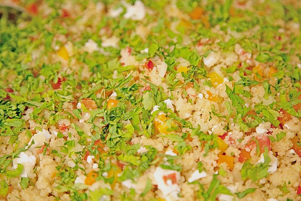 Couscous - Salat mit einer frischen Zitronen - Joghurt Sauce