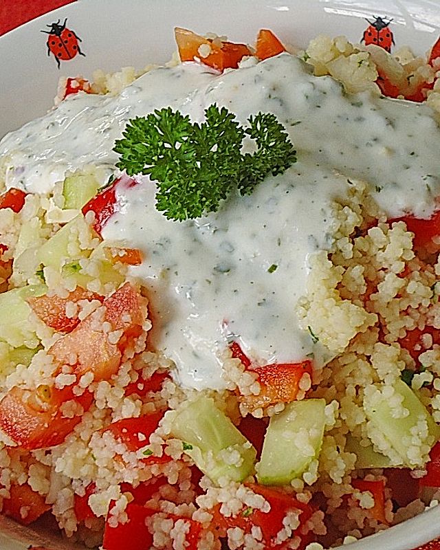Couscous - Salat mit einer frischen Zitronen - Joghurt Sauce