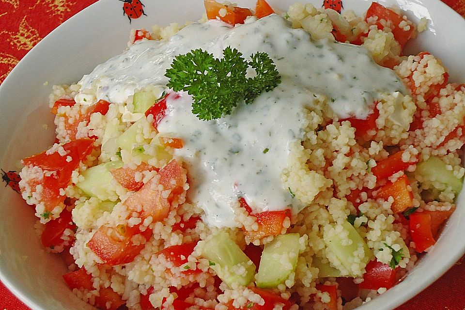 Couscous - Salat mit einer frischen Zitronen - Joghurt Sauce