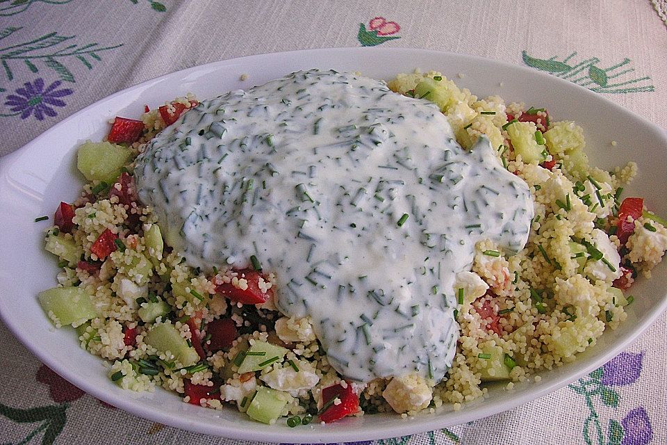 Couscous - Salat mit einer frischen Zitronen - Joghurt Sauce