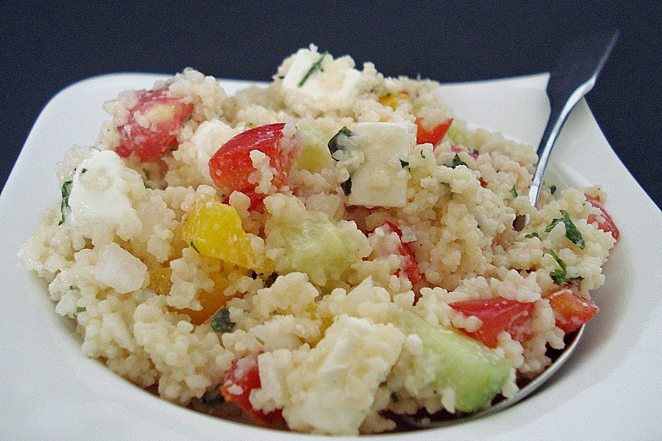 Couscous - Salat mit einer frischen Zitronen - Joghurt Sauce