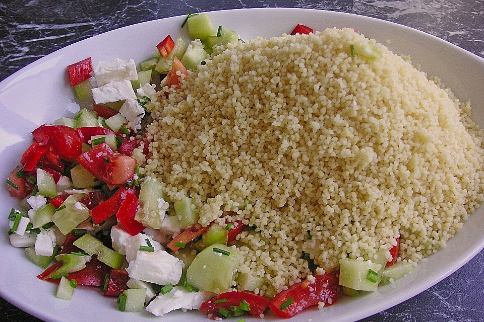 Couscous - Salat mit einer frischen Zitronen - Joghurt Sauce