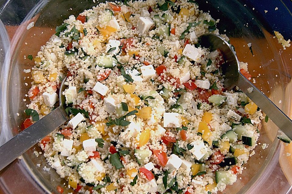 Couscous - Salat mit einer frischen Zitronen - Joghurt Sauce