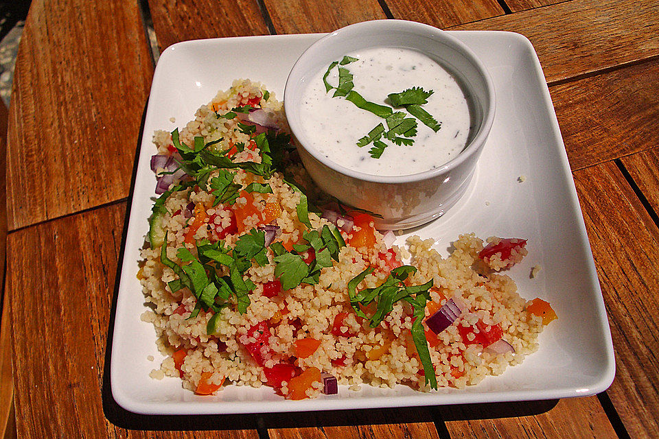 Couscous - Salat mit einer frischen Zitronen - Joghurt Sauce