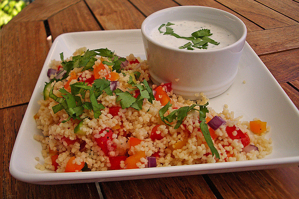 Couscous - Salat mit einer frischen Zitronen - Joghurt Sauce