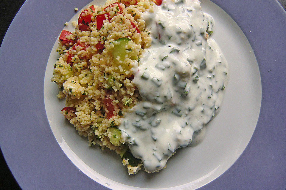 Couscous - Salat mit einer frischen Zitronen - Joghurt Sauce