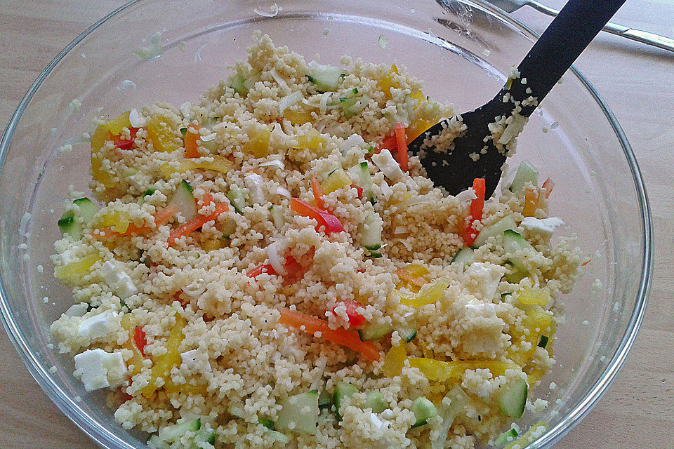 Couscous - Salat mit einer frischen Zitronen - Joghurt Sauce