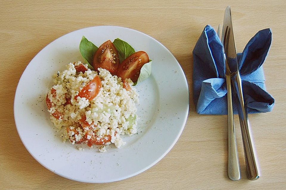 Couscous - Salat mit einer frischen Zitronen - Joghurt Sauce