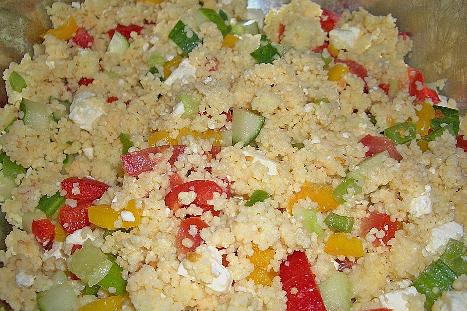 Couscous - Salat mit einer frischen Zitronen - Joghurt Sauce