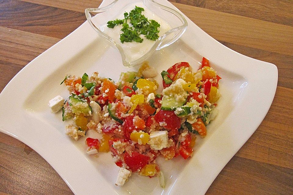 Couscous - Salat mit einer frischen Zitronen - Joghurt Sauce