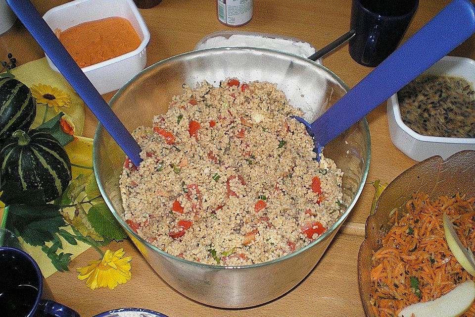 Couscous - Salat mit einer frischen Zitronen - Joghurt Sauce